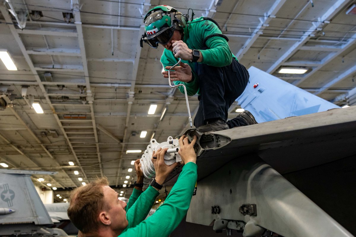 USNavy's tweet photo. #USNavyPhotosoftheDay:
1️⃣ #VFA136 conducts #FLTOPS 2️⃣ and #VFA-81 maintains aircraft aboard @USSHARRYSTRUMAN in @US5thFleet
3️⃣ #USSSterett #DDG104 #UNREP w/ @MSCSealift USNS Richard E. Byrd and 4️⃣ AOAN Aquino moves ordnance aboard #USSCarlVinson @CVN70 in South China Sea
👉 https://t.co/pL7HrT5JMR