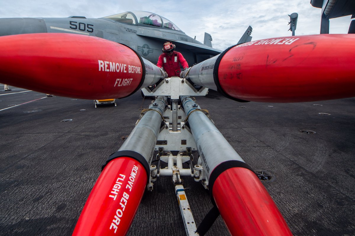 USNavy's tweet photo. #USNavyPhotosoftheDay:
1️⃣ #VFA136 conducts #FLTOPS 2️⃣ and #VFA-81 maintains aircraft aboard @USSHARRYSTRUMAN in @US5thFleet
3️⃣ #USSSterett #DDG104 #UNREP w/ @MSCSealift USNS Richard E. Byrd and 4️⃣ AOAN Aquino moves ordnance aboard #USSCarlVinson @CVN70 in South China Sea
👉 https://t.co/pL7HrT5JMR