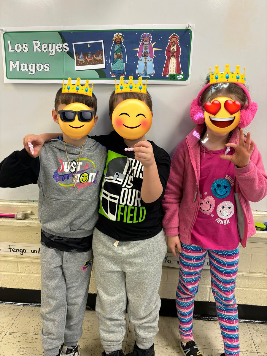 Mrs_Stephy's tweet photo. Celebrating “Día de Los Reyes Magos”
We ate Rosca de Reyes and named the Kings and Queen of the party. 
#unitingOurWorld @ParticipateLrng https://t.co/UfvhqeBShk