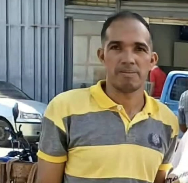 VPITV's tweet photo. Nueva detención arbitraria en el estado Lara: el profesor Jesús Sira fue secuestrado este #7Ene.

@Redlaraddhh puntualizó que el docente fue secuestrado en la Parroquia Unión, municipio Iribarren (Barquisimeto).

🔴 "Exigimos la urgente investigación de su desaparición", exigió la organización.

https://t.co/OG0uA5U13M