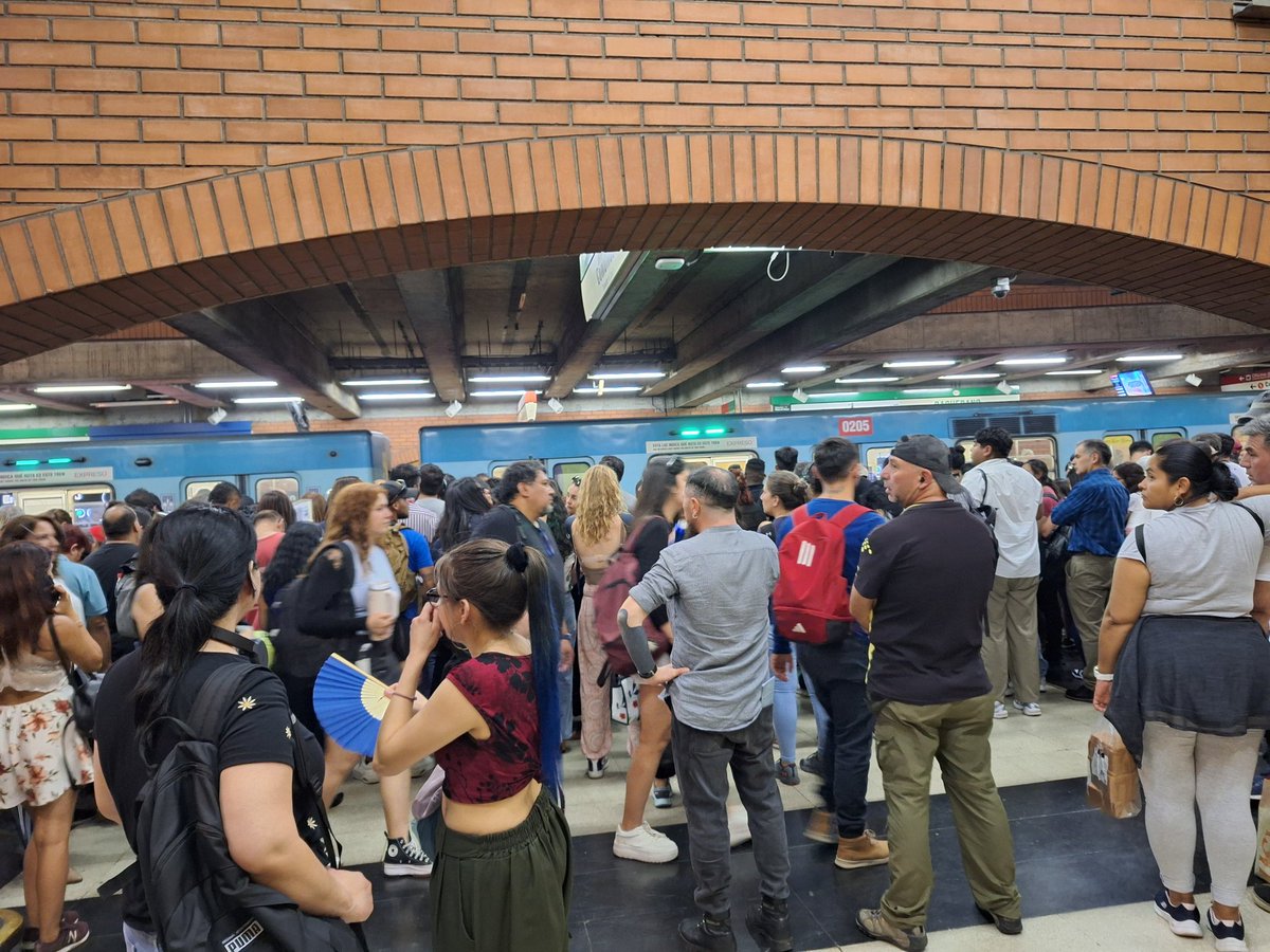 _isabelpinom's tweet photo. @metrodesantiago Realmente caótico tomar Metro en estos horarios , habrá solución? https://t.co/OL6qPj69q7