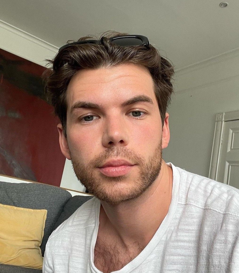 SPIDEYVOL6's tweet image. I love these pictures of Luke bc it’s no wonder why he got enemies… his skin is clear, lips full, hair soft, eyebrows shaped like DAMN?! THAT TYPE OF PERFECTION MAKES HIM A TARGET!!!