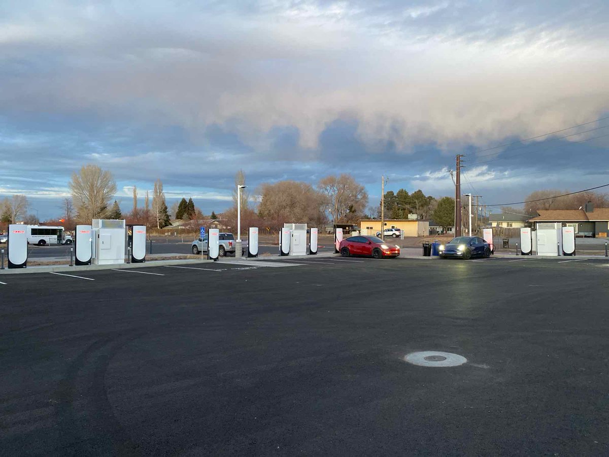 New Tesla Supercharger: Williams, AZ (12 stalls) 
tesla.com/findus?locatio…