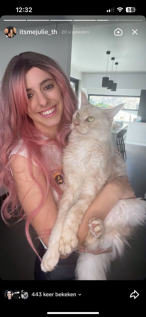 Mama wat zie jij er raar uit met dat roze haar 🩷