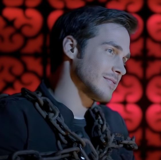 wolfdiaries24's tweet photo. Con gusto me quedaría encerrada con él en su mundo prisión 🤭 #KaiParker #ChrisWood #TheVampireDiaries https://t.co/Atl33OcTqm