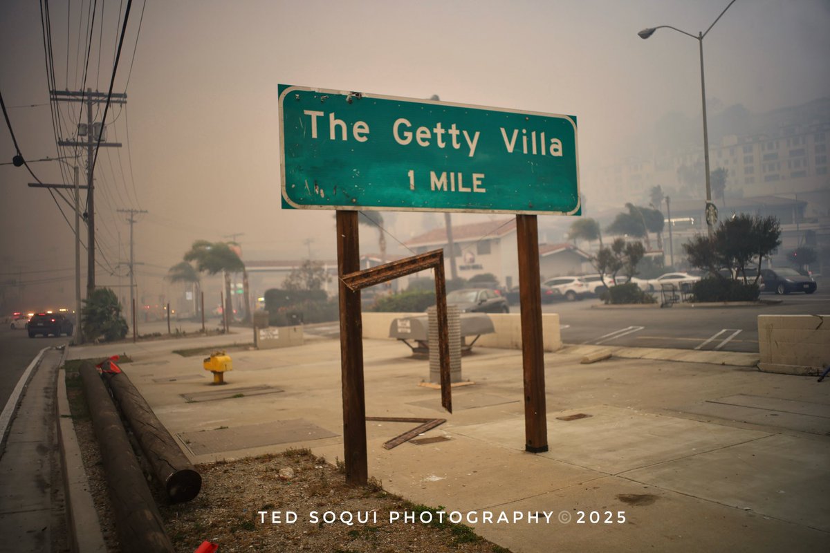 Smoke and fire at Sunset Blvd and PCH. A couple of apartments are burning now. 2:30pm. #fire #pch #PacificPalisades