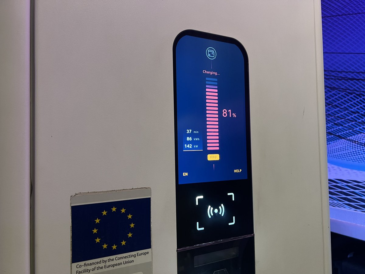 MarPal02's tweet photo. @albertgoday @TodosElectricos @aitorl2000 @electricfelix @hugobosnl And checking out charging stats was fun too! https://t.co/dssOgM8uBh