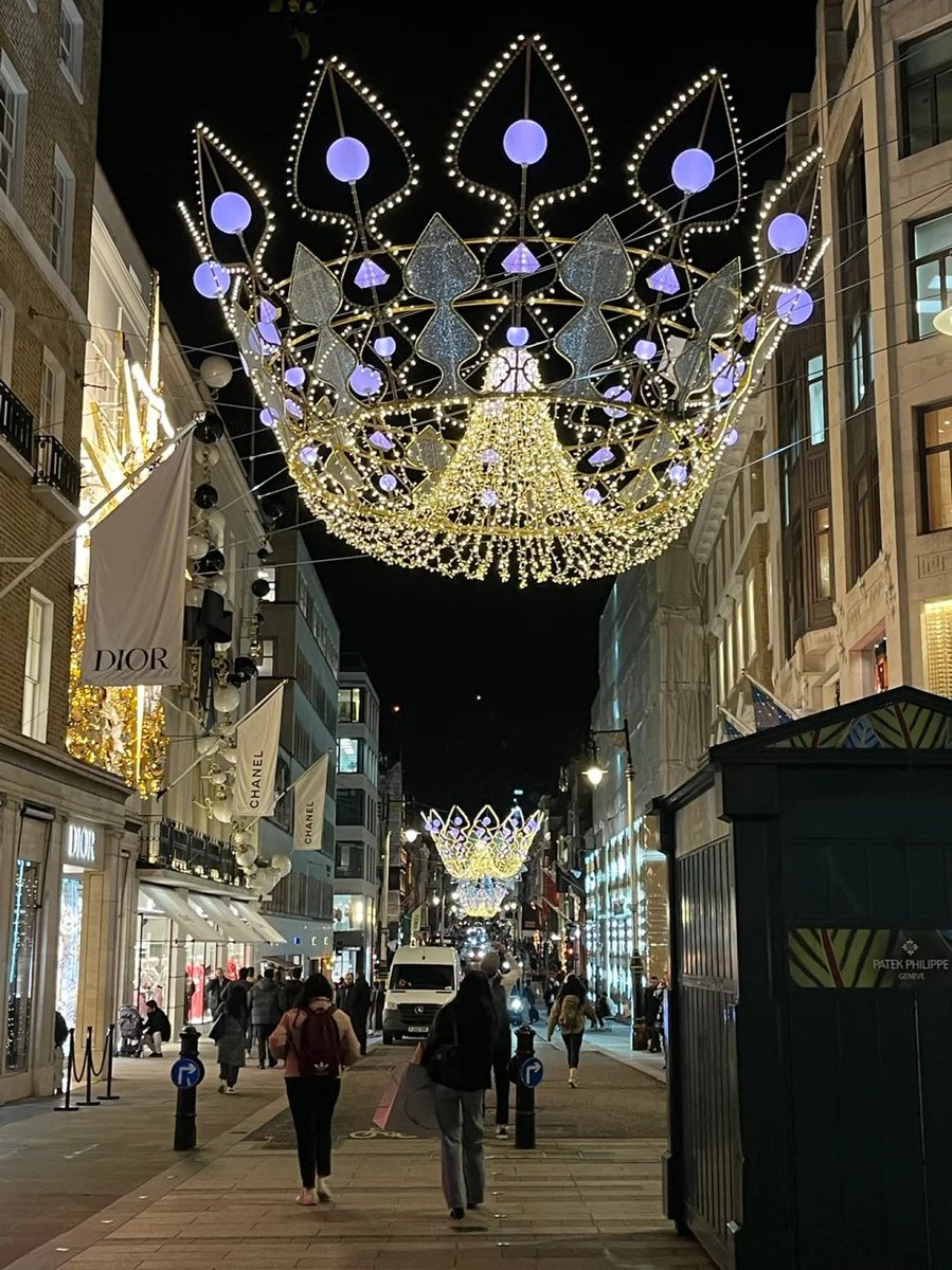 rdhow7599's tweet photo. Under the cold sky, London glows brighter than ever. 🌟❄️ https://t.co/t4VhuLCtBH