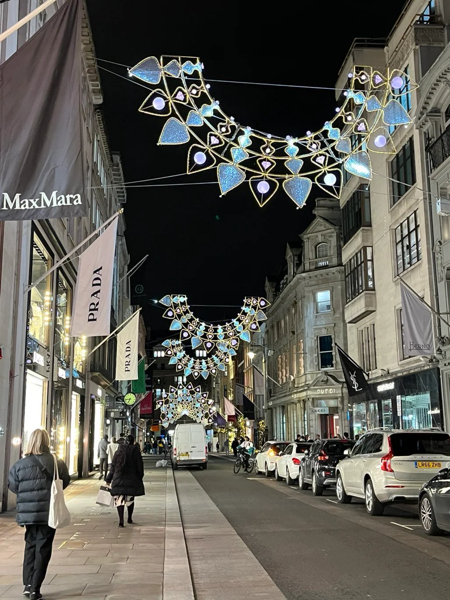 rdhow7599's tweet photo. Under the cold sky, London glows brighter than ever. 🌟❄️ https://t.co/t4VhuLCtBH