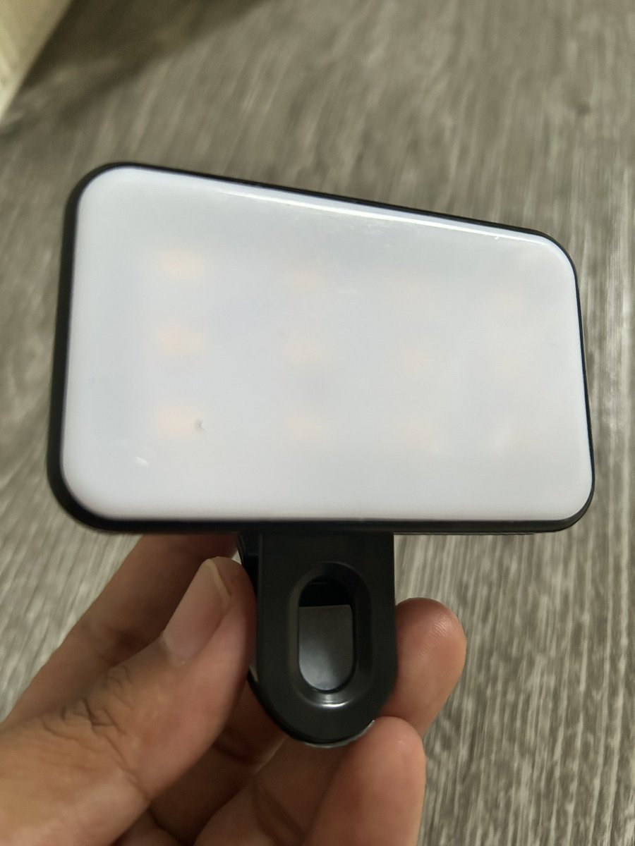 oct12th's tweet image. Nyesel baru tau ada selfie LED light gini, bikin foto selfie kamu makin ciamik deh, bisa diliat before afternya ya. 
Kamu bisa beli disini ga nyampe 50ribu &amp;gt;&amp;gt; s.shopee.co.id/7zwr3Q0grB

#selfielight #ledmini #zonajajan #racunshopee