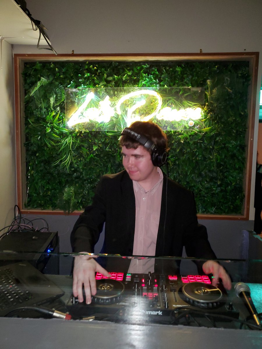 To kick off the year, here is a sample from a club pop set I did back in 2023! I'll be posting different genre samples on my Mixcloud over the next few weeks: mixcloud.com/PartyWithDJDan…