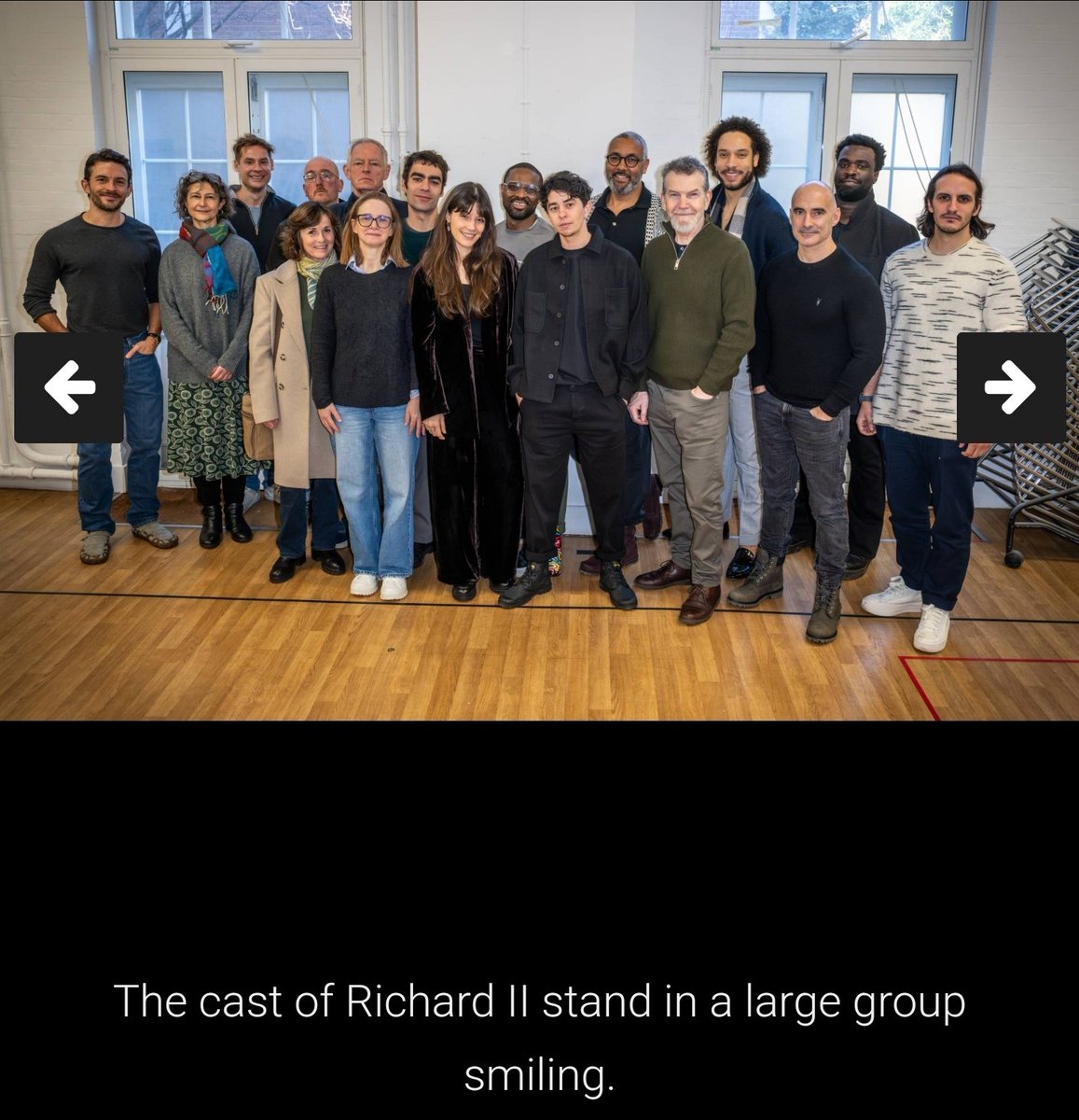 starsailor1234's tweet image. The &quot;lead of RICHARD II stands to the side&quot; in a large group smiling&quot; 😭👏🙌🫶

#JonathanBailey: 
#NoEgo
#TrueEnsemble
#TeamPlayer
#leadership
#humility

@_bridgetheatre