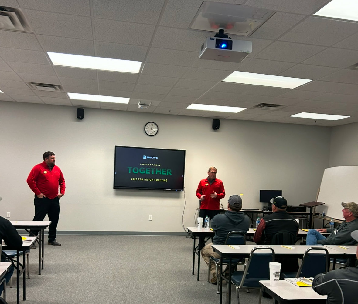 BBSeedllc's tweet photo. Eric Moore and Wilson Henry present at the first ever Beck’s PFR (Practical Farm Research) Insight meeting in Texas. Consultants &amp; Growers learned among other things about the root structure and the three classifications of roots. https://t.co/tPtcKbcgIK