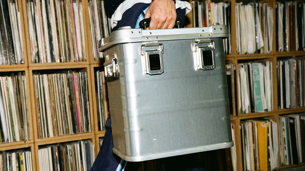 core77's tweet image. Upgrading from Milk Crates: An Aluminum 12&quot; LP Carrier for #TravelingDJs 🎧️

While #milkcrates are good enough for ferrying #records to local #gigs, these #TravelHeavy cases are aimed at the #professional travelling #DJ.

Read the full story on Core77: l8r.it/30px