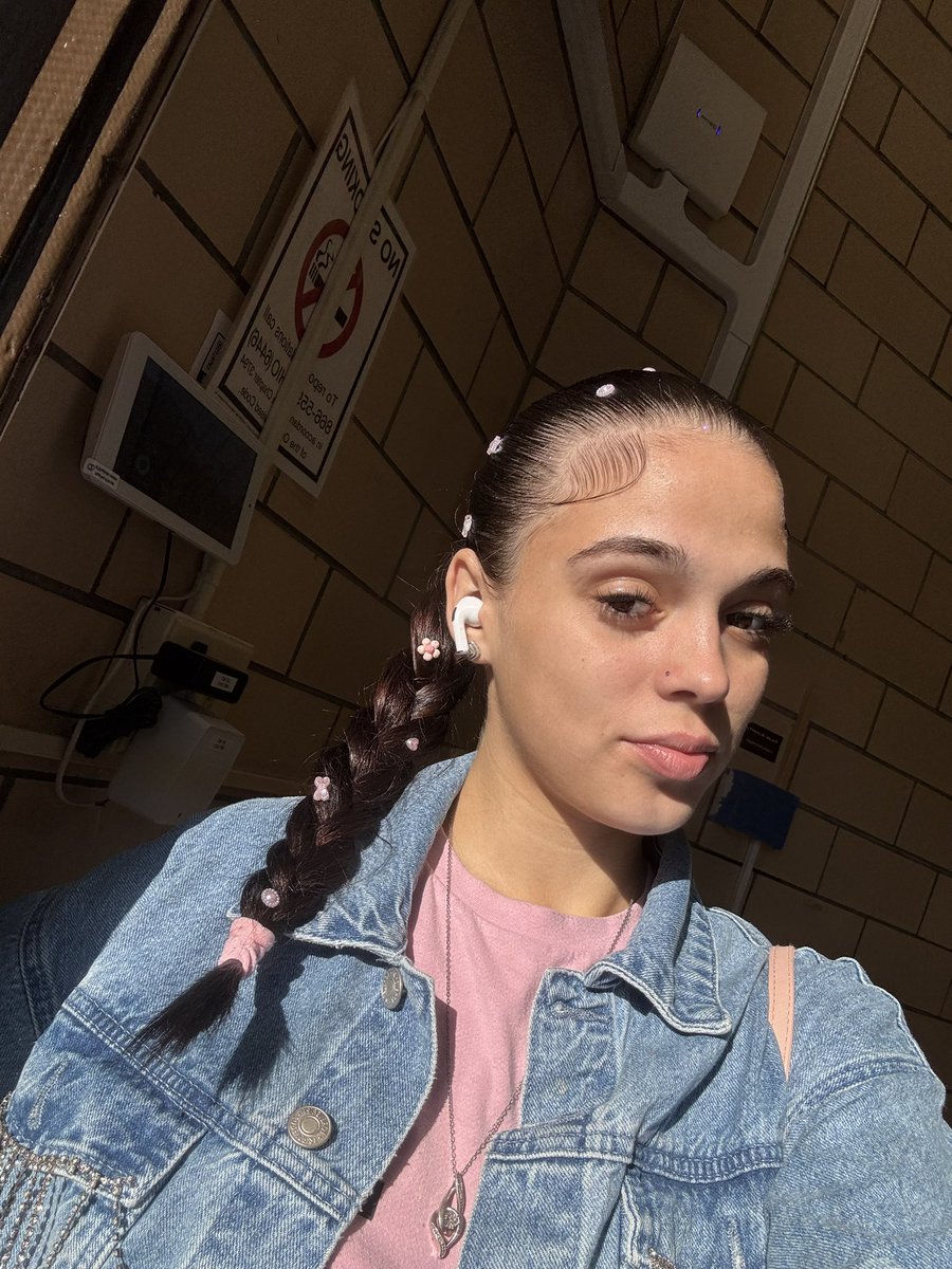 neverletemknoo's tweet photo. @chloes_wrldd my hair stay done idk 😂😂 https://t.co/O0KpoyD7ki