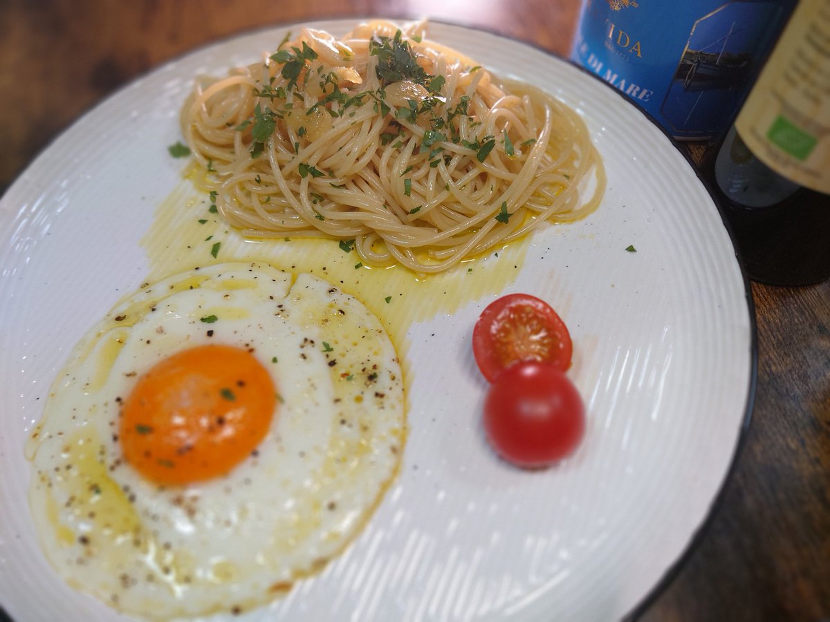 normal_kazz's tweet photo. 今朝はノヴェッロオイルの辛みで食べるアーリオオーリオ。なので、唐辛子は無し。味付けはRAVIDAの塩のみ。美味すぎる♪
#おうちごはん #朝ごはん #朝パスタ #アーリオオーリオ #ノヴェッロ #ravida #montegrossi #aosトラットリア https://t.co/LBwjpSlYBg