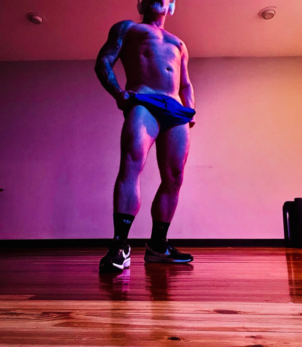 BENJIVANCEX's tweet photo. Gym light on fleek 

#gaymuscle #gaydaddies #daddies #muscledaddies #musclebears #beardaddies #nsfwtwitter #gymselfie #gayjockstrap https://t.co/IcGClom7Bm