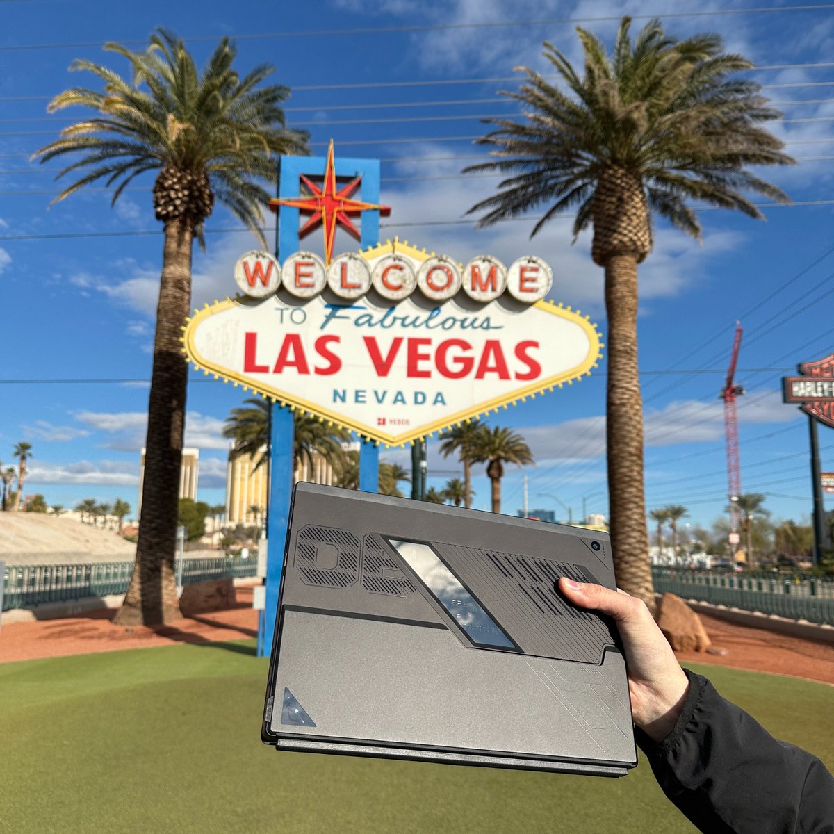 ASUS_ROG's tweet image. Took this little fella on his first trip.
Pretty sure he’s loving it!

#FlowZ13 #UnlockTheROGLab #CES2025