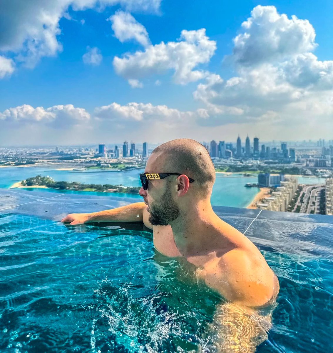 johnson_0066's tweet photo. I've got the best view!!‹😎

#kobenfx #kobenfxlife #lifeisgood #skyisthelimit #dubai
#aura #auraskypool #auraskypooldubai https://t.co/DeQxo1vQcg
