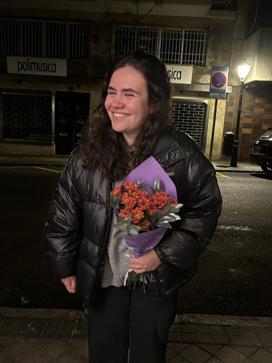 cristinacc74_'s tweet photo. Chicas, mi novia ha venido a buscarme a las 11 de la noche a la estación y me ha traído flores. 
No os conforméis con menos. https://t.co/r0OHYXXZGJ