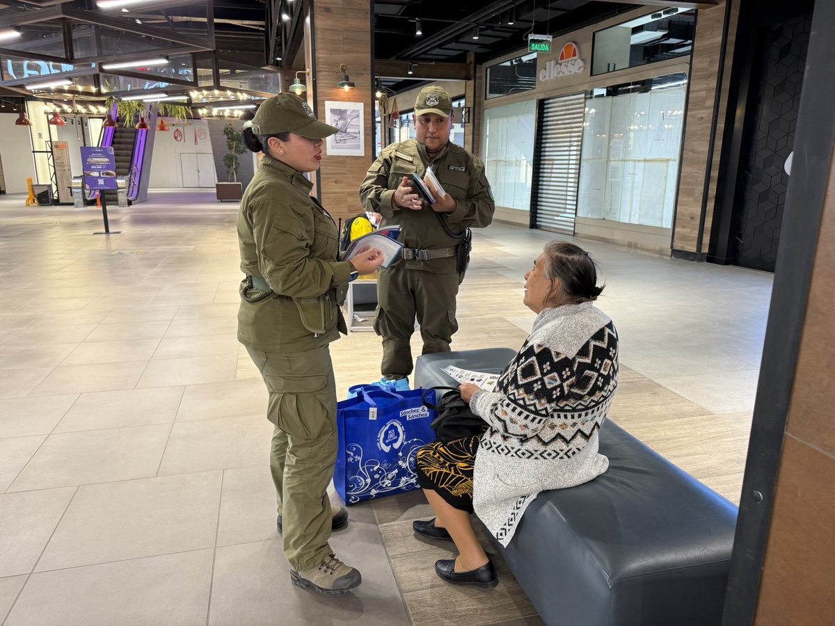 MagallanesSpd's tweet photo. Mensajes preventivos y de autocuidado ante el presente periodo estival, entregaron hoy la Coordinación de Seguridad Pública, el Centro de Apoyo a Víctimas (CAVD) y las MICC de Carabineros en el mall Espacio Urbano Pionero. Además, se difundió el fono Denuncia Seguro *4242. https://t.co/PsAC6nLd1G