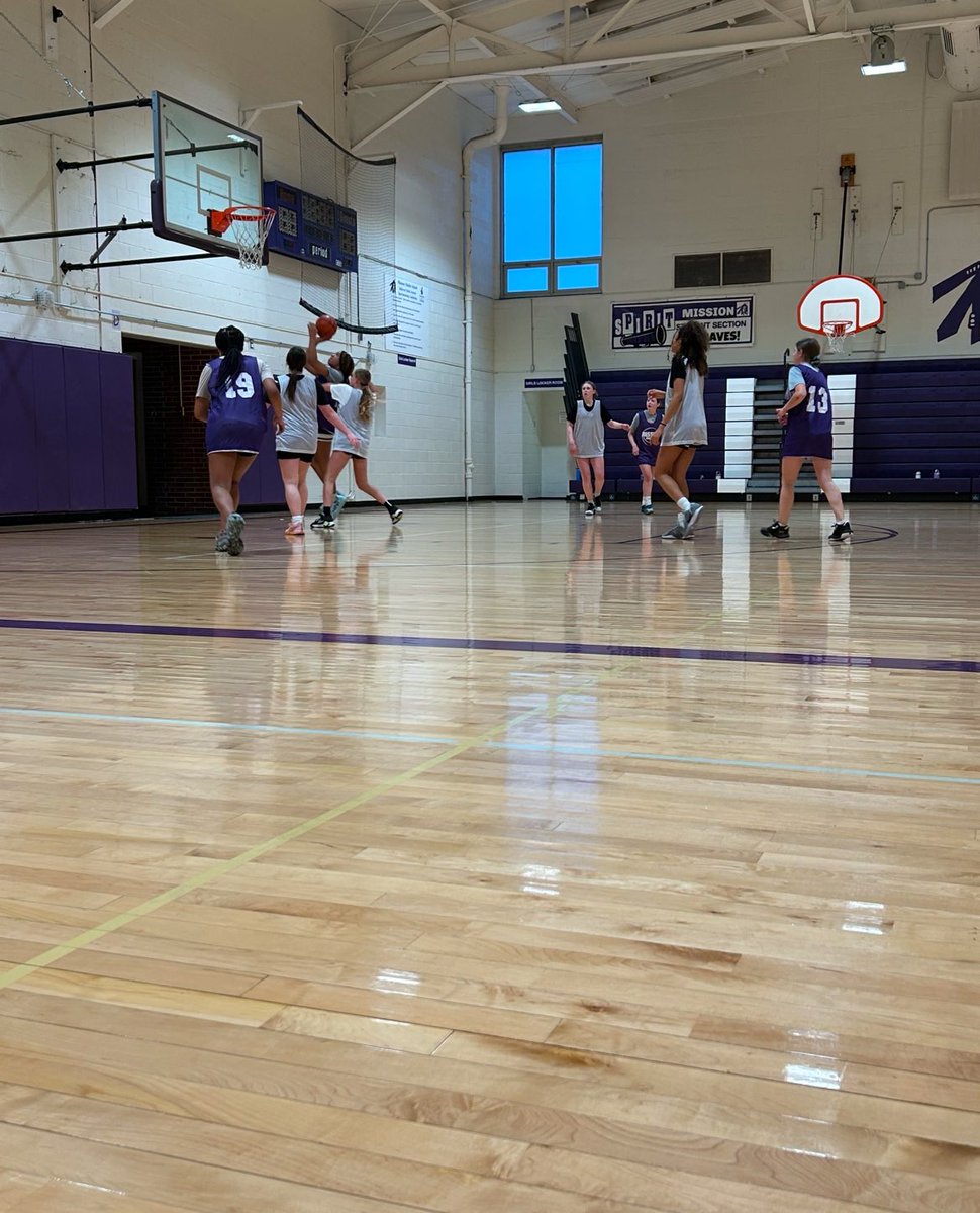 OfcHobbs's tweet photo. Kicking off the official Bellevue Mission Middle School girls' basketball season with a strong first practice. The team showed impressive dedication and enthusiasm. Coach Marrs and I even joined in on conditioning. #BetterTogether @BpdOfcMoore405 https://t.co/JtsIAyo4TH
