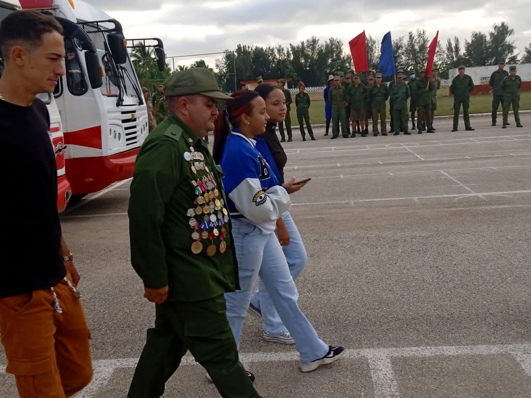 Soldados y oficiales del Campamento de la Escuela Provincial de Preparación para la Defensa recibieron a los combatientes del Ejército Rebelde y a los jóvenes que reeditan el paso de la #CaravanadelaLibertad este 7 de enero. 

✍️📸 <a href="/BorisLuisAlons1/">Boris Luis Alonso Perez</a> 

#PeriodicoGiron #Matanzas