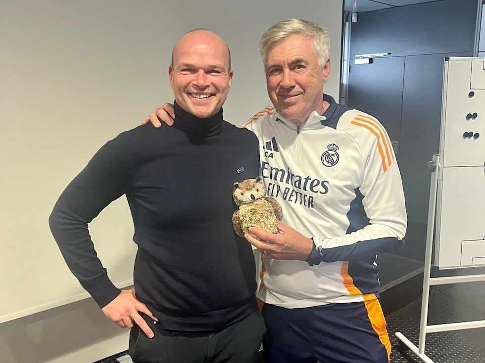 📌Ancelotti necesitaba ayuda para sus charlas de entretiempo
📌Contrató a Eamon Devlin, un abogado que también trabaja en Inglaterra, Alemania e Italia
📌Cree que los discursos deben durar apenas 1 minuto
📌Explica que tienen una media de 5 minutos y medio
📌Cuando le preguntó a