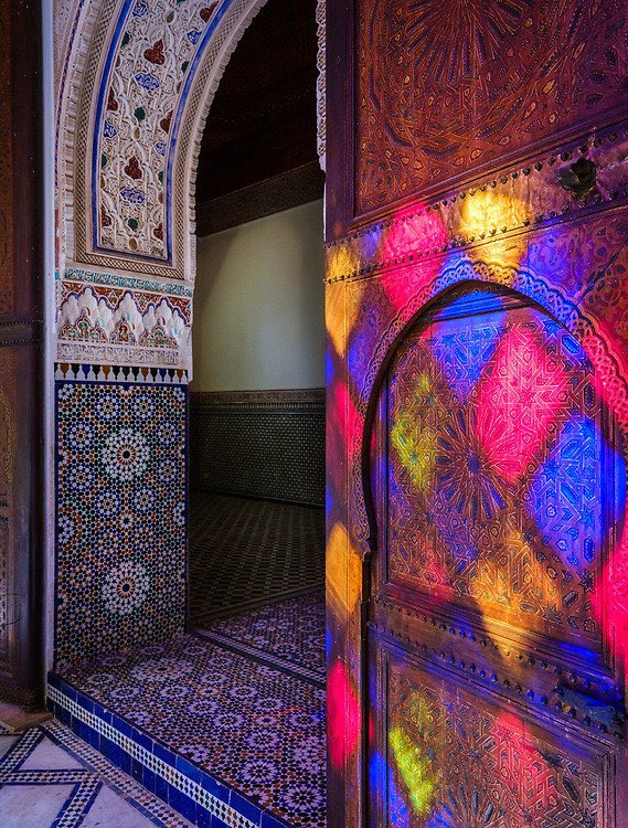 ZelligeMagazine's tweet photo. Colored reflections from stained glass rest softly on the zellige tiles, a testament to the unmatched mastery of Moroccan artisans. https://t.co/7zOFcIqNH1