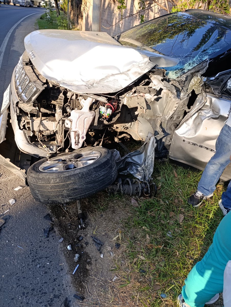 CruzVerdeStaAna's tweet photo. 16:00 hrs se atiende accidente de tránsito sobre el kilómetro 86 carretera a Candelaria, nuestros equipos evalúan a dos pacientes, se realiza traslado médico del conductor del camión que volcó debido a una invasión de carril por otro automotor. @tcsnoticias @TelenoticiasGMV https://t.co/8eAxFl7nSR