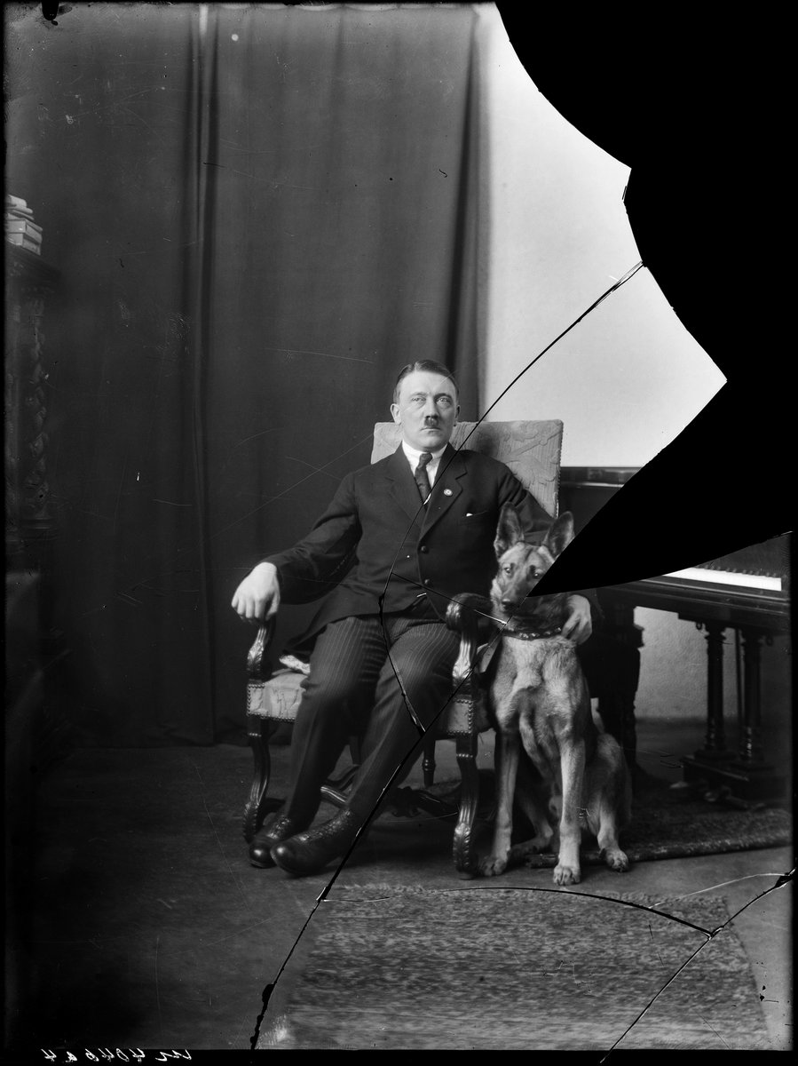 KemmelEmile's tweet photo. Mais c'est le portrait avec les deux dobermans, Gitane et Gaulois, qui fait parler.

Le Monde la rapproche d'une autre photo : un portrait d’Adolf Hitler pris en 1925 par son photographe, Heinrich Hoffmann.

Le Führer pose, assis en costume, tout en tenant son berger allemand. https://t.co/i8ujX0PF6Y