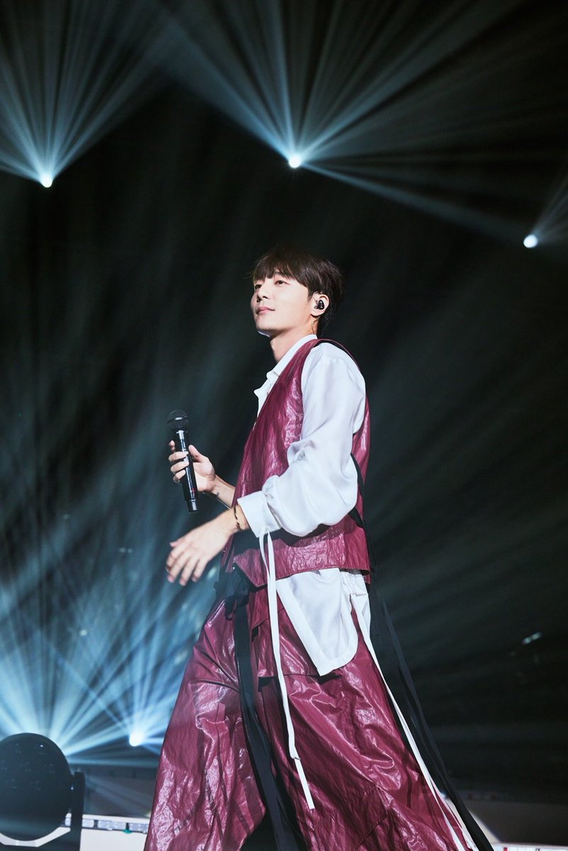 imbcenews's tweet photo. 로이킴, OST·음원·공연 삼박자 "한계란 없다" 
#로이킴 #RoyKim #OST #공연 #음원 
#Royactually #전석매진 #iMBC연예 

로이킴은 음원 차트에서 호성적을 이어가고 있는 신곡 ‘내게 사랑이 뭐냐고 물어본다면’을 가창하며 폭발적인 보컬과 깊은 감성으로 이날 콘서트의 클라이맥스를 장식했다. 

로이킴은 따뜻한 새해 인사와 “오늘 공연에 와주신 모든 분들 감사드린다. 중심을 잘 잡고 2025년에도 함께 잘 나아가자”는 소감과 함께 앙코르 무대로 공연을 마무리했다.

로이킴은 지난해 다양한 활동으로 음악성, 대중성을 겸비한 싱어송라이터이자 공연형 아티스트로 또 한 번 가요계에 존재감을 굳혔다.

🔗https://t.co/mYUMvNr1Xw