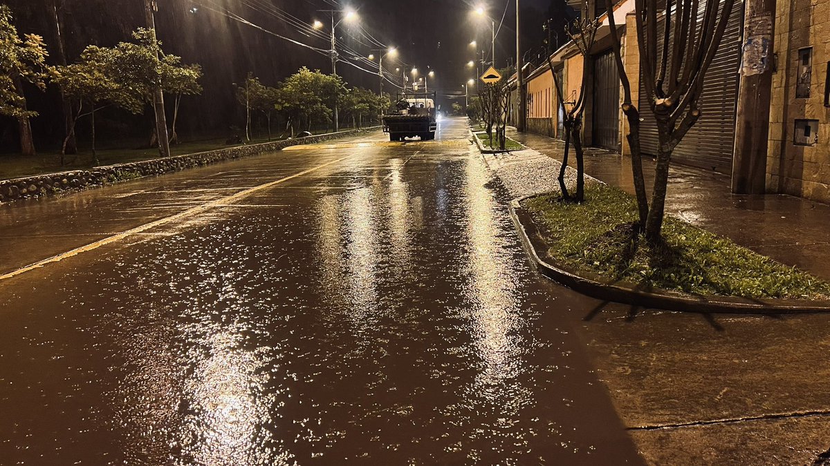 xavisanchez74's tweet image. @ETAPAOficial estimados que nos ayuden limpiando los sumideros de la Calle Roma y Calle Viena el agua está ya ingresando a las viviendas @MunicipioCuenca @EtapaE @tomebamba  #Cuenca