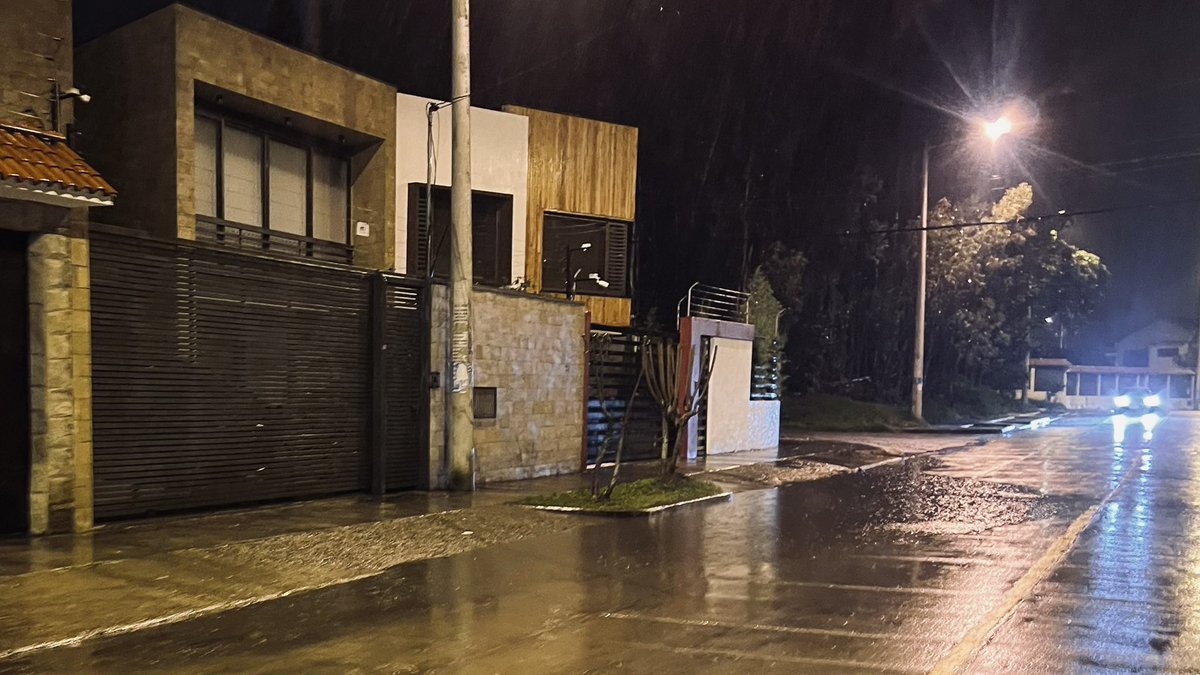 xavisanchez74's tweet image. @ETAPAOficial estimados que nos ayuden limpiando los sumideros de la Calle Roma y Calle Viena el agua está ya ingresando a las viviendas @MunicipioCuenca @EtapaE @tomebamba  #Cuenca