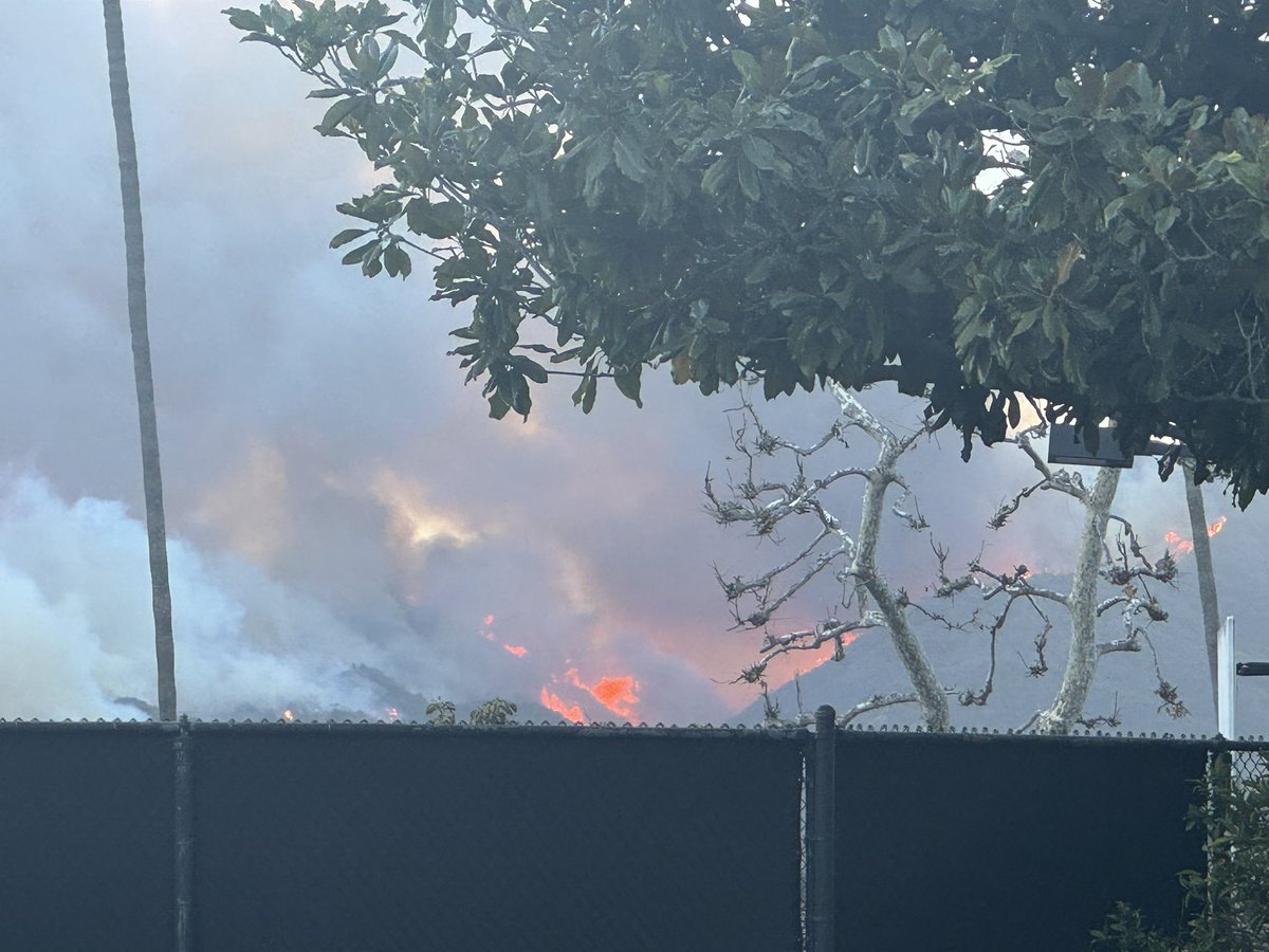 alidecastro's tweet image. Palisades fire view from San Vicente and 17th #palisadesfire