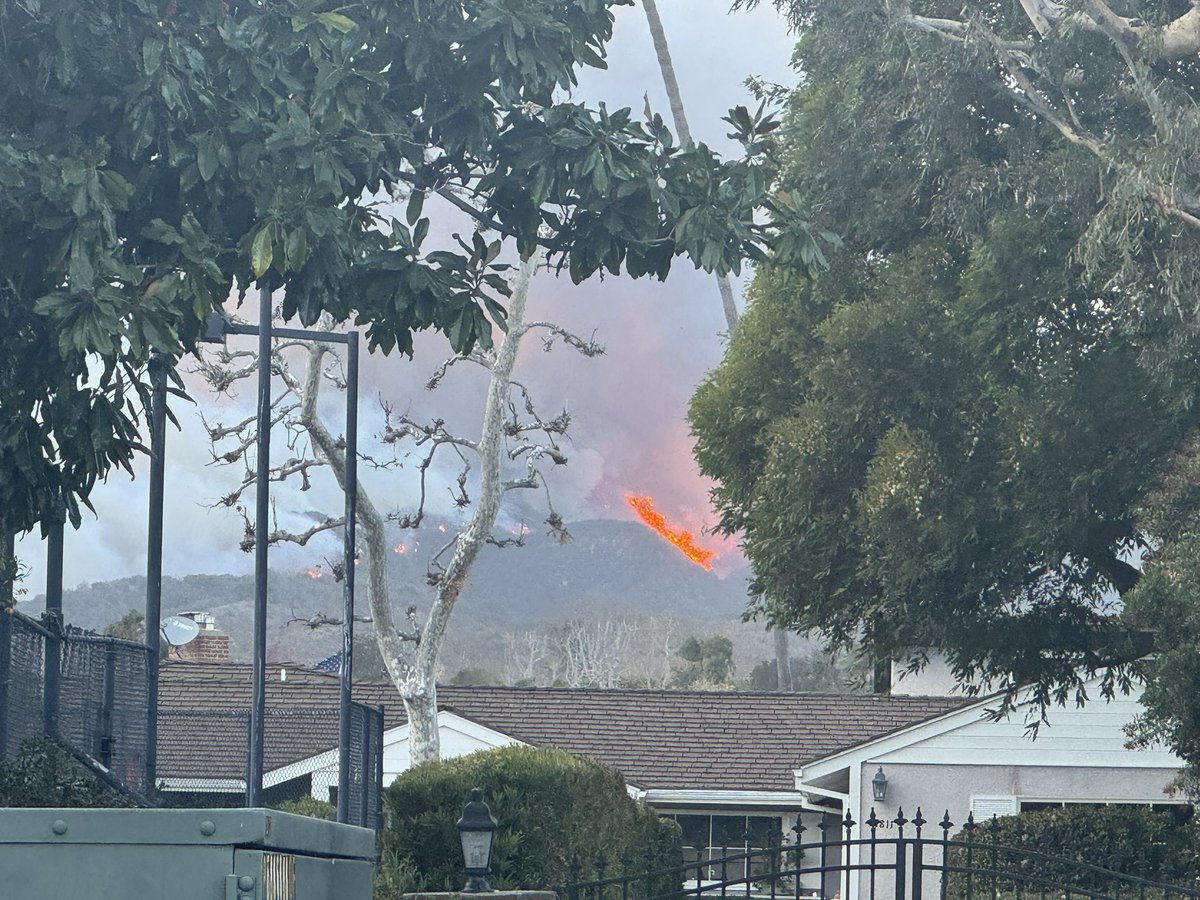 alidecastro's tweet image. Palisades fire view from San Vicente and 17th #palisadesfire