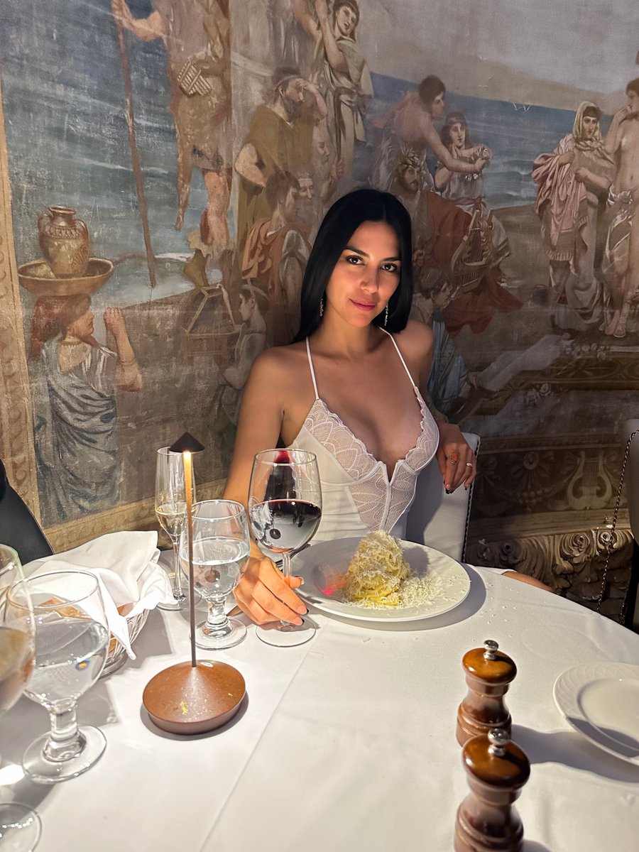 tbracamonte_'s tweet photo. You only live once, but if you do it right, once is enough.

@theversacemansion

#miami #versace #dreamscometrue #beautiful #enjoy #life #love #TBT https://t.co/zAx6H4FoVp
