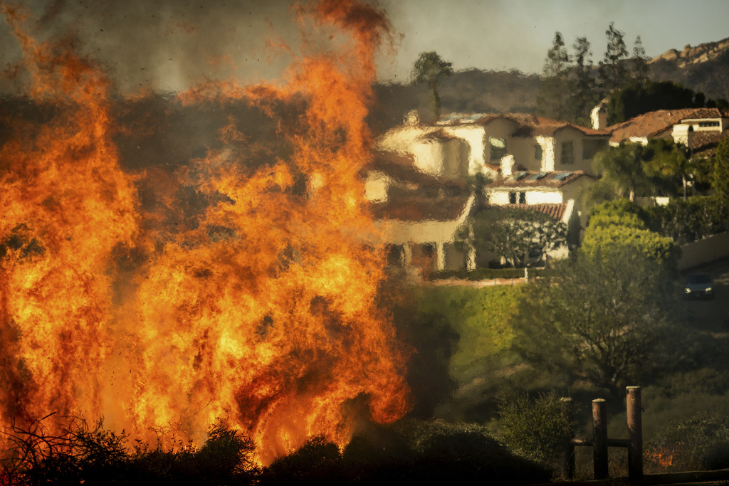 More dramatic images from the #PalisadesFire in Los Angeles. Live updates: trib.al/tBDjKJ0

(AP)