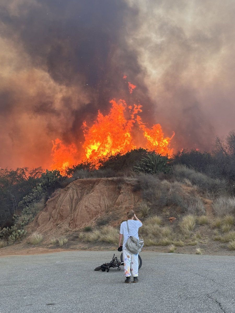 Palisade Fire: Top of Chatauqua as the fire came over 15 minutes ago. #cawx #palisadesfire #fire