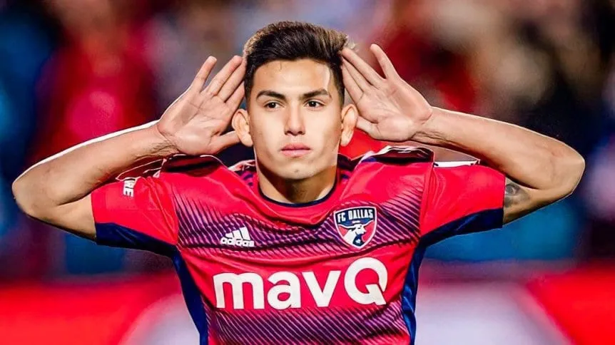 la12tuittera's tweet photo. 🚨Informa @taticiviello en Twitch que FOSTER GILLETT le ofrece el DOBLE de SALARIO que tiene ahora en Dallas.

▶️Sin embargo, la DECISIÓN de ALAN VELASCO es JUGAR EN BOCA JUNIORS y le pidió a Dallas que ACEPTE la oferta del Xeneize. https://t.co/fU1UNAHADF