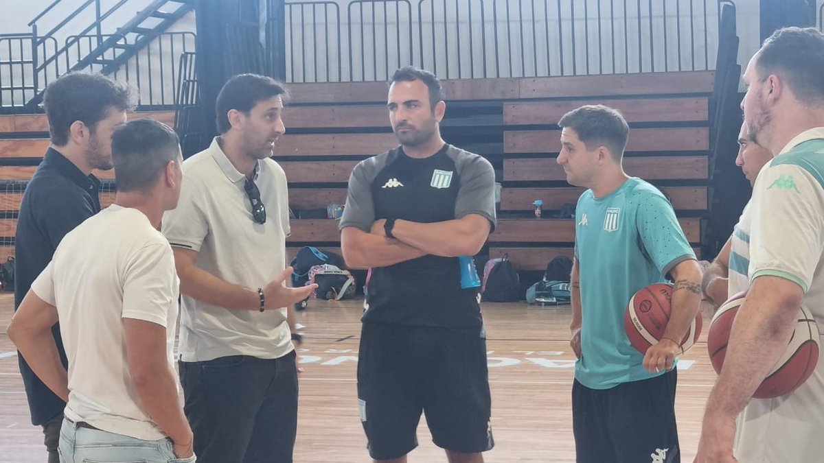 GESTIONANDO LOS DEPORTES DE RACING🏀

Diego Milito, junto al Secretario General Kevin Feldman y <a href="/Juan_Ferlaino/">Juan Ferlaino</a>, integrante de Más Racing a cargo de los deportes, visitaron al plantel de <a href="/BasquetRacing/">Basquet Racing Club</a> está mañana.

En el Centro Deportivo, se reunieron con el técnico Fernando
