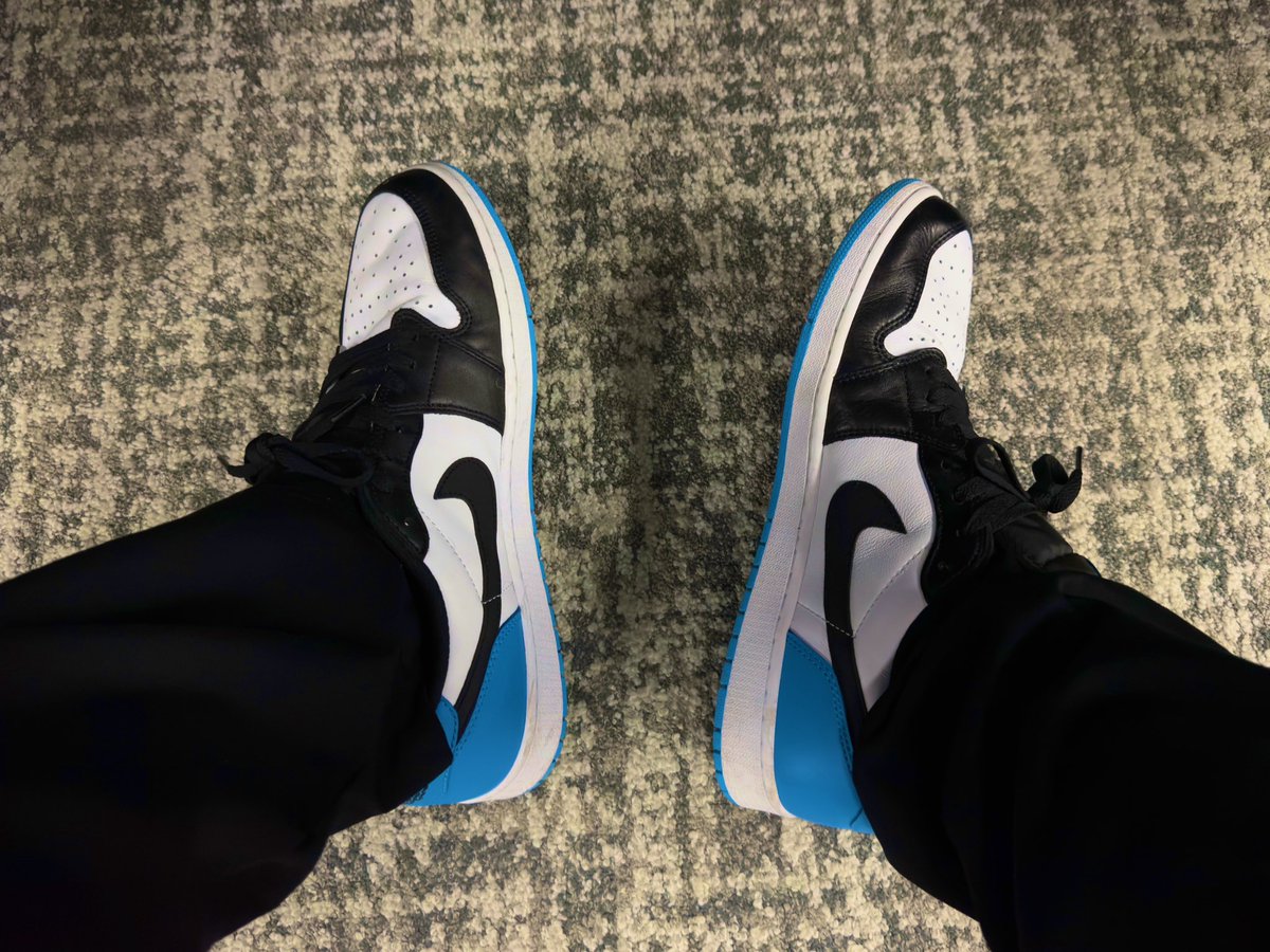 the00Beard's tweet photo. First day back in the office for the new year. #kotd #jordan1 #jordanlow #unc #fyp #sneakers #wearyourkickz https://t.co/n55fL93LPY