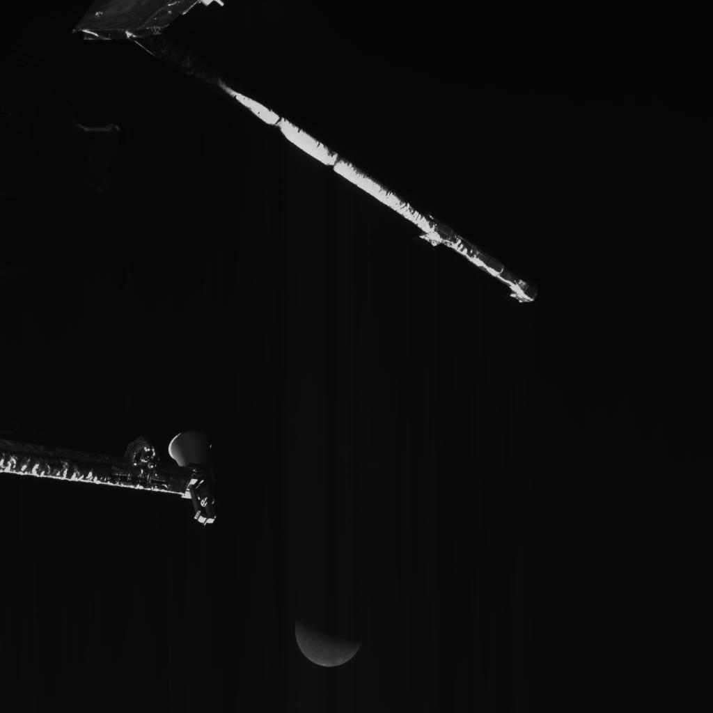 Here's an image taken 5.5 hours before closest approach, when #bepicolombo was 44950 km from Mercury's southern hemisphere. The planet is at the bottom of the picture, below two of the spacecraft's booms.