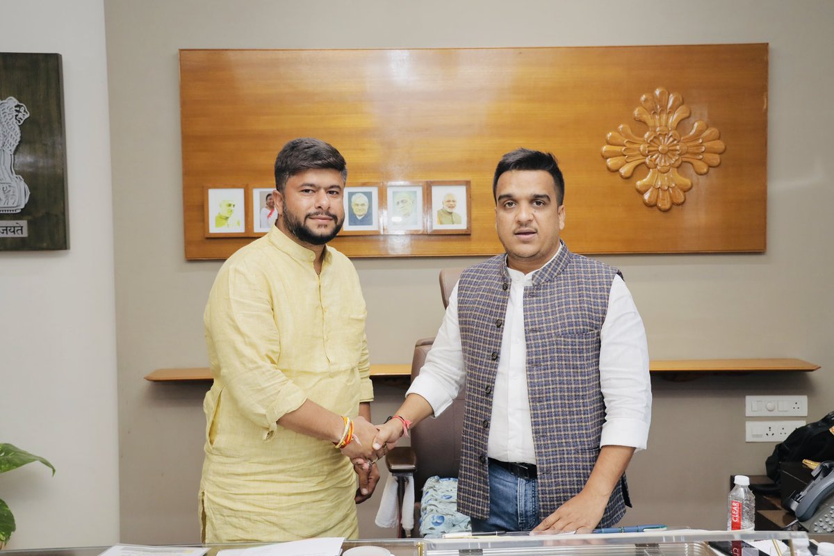 गुजरात के लोकप्रिय युवा  गृह राज्य मंत्री, ऊर्जावान व्यक्तित्व के धनि मेरे भाई समान मित्र श्री <a href="/sanghaviharsh/">Harsh Sanghavi</a> जी को जन्मदिन की अनंत शुभकामनाएं। 

आप सदैव स्वस्थ रहो और गुजरात के साथ देश का नाम रोशन करते रहो यही ईश्वर के चरणों में कामनाएं 🎉🎊🎂

#HBDHarshSanghavi