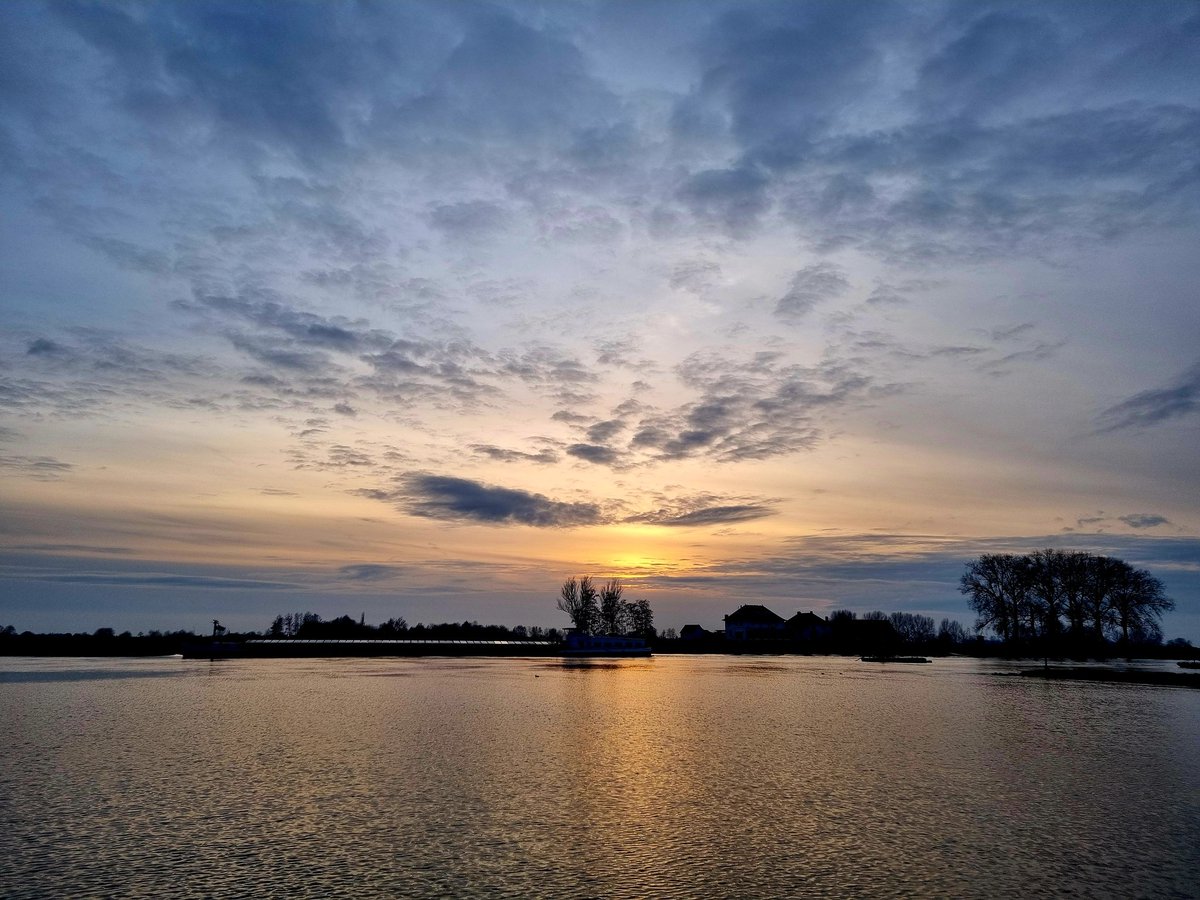 Late zonnestralen worden opgeslokt door de wolken. Fijne woensdag😀 #natuur #landschap #winter #Rhenen #ElstUt #Elsterbuitenwaard #Nederrijn #binnenvaart #Veerhuis #zonsondergang #mooieluchten
