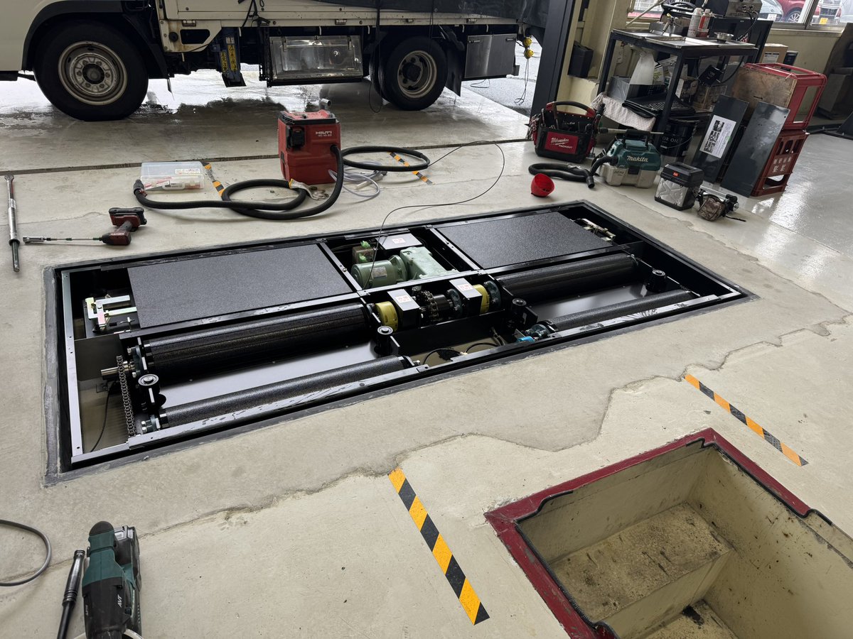 12月ある日突然、車検検査ラインのテスターが壊れた😭

無理を言って年末年始の休みを最大限に利用して入れ替えました✨