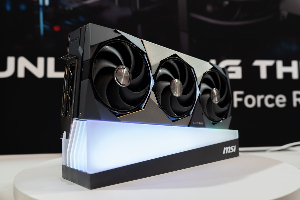 msicomputerjp's tweet image. #CES2025📷 報告！  
MSIトップモデル「SUPRIM」の写真をご覧ください！  

#MSI #RTX5000 #SUPRIM