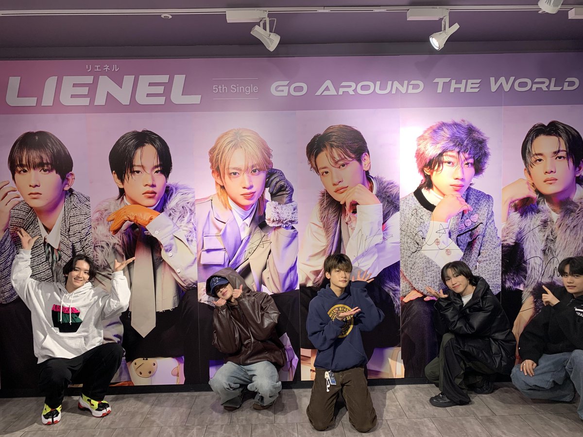 Lienel タワーレコード サイン入りパネル 集合 Lienel】1st アルバム「罪と罰」 タワーレコードにて