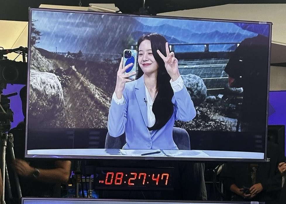 진료 끝내고 유리 뉴스 시간에 맞춰서 커피 사들고 방송국 가는게 하루 일상인 지상우 스탭들도 익숙해져서 남친 왔다고 얘기도 안할듯 커피들고 데스크 밖에서 서성이고 있는 지상우보고 엄청 밝게 웃을거 같음 유리