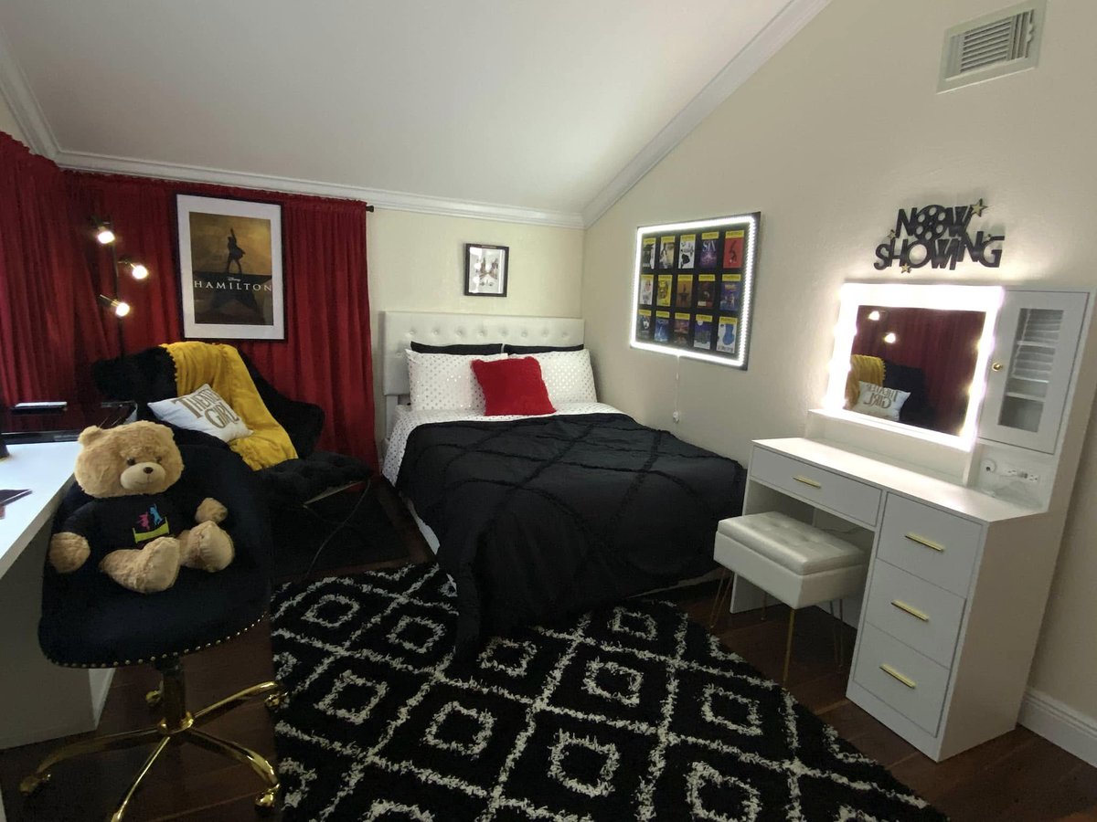 Alana took center stage opening the door to her theater inspired #dreambedroom.🍿🎥👏🏻 #Bravo to makeover sponsor #LoveTitos &amp; their volunteers who tirelessly worked w/ #SpecialSpaces #BocaRaton to bring Alana’s dream to reality.